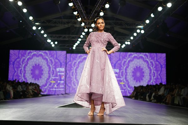 Découvrez les secrets chic pour sublimer vos écharpes en laine légères !